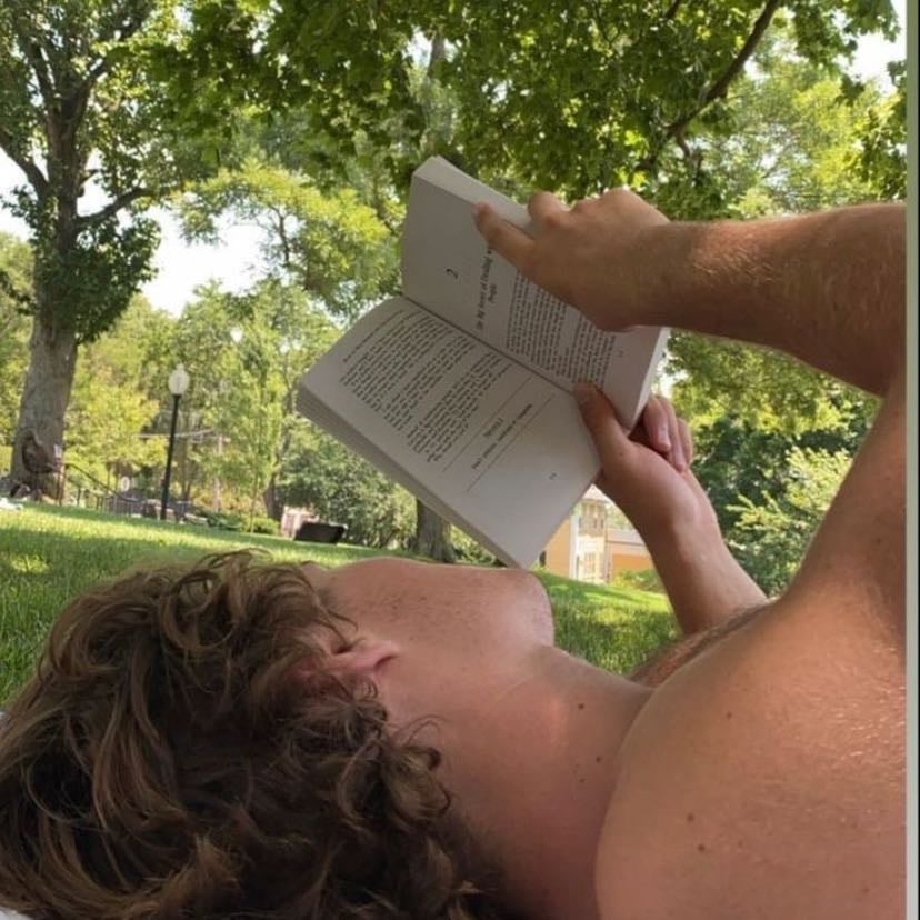 leer un libro - si hace buen tiempo al aire libre