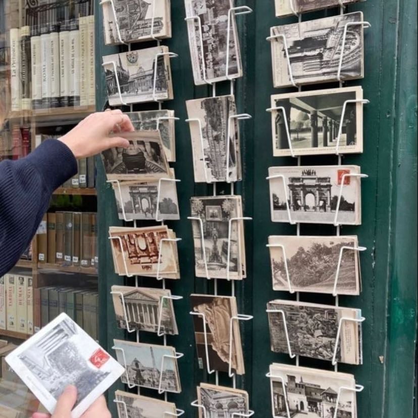 ir en busca de postales de tu propia ciudad
