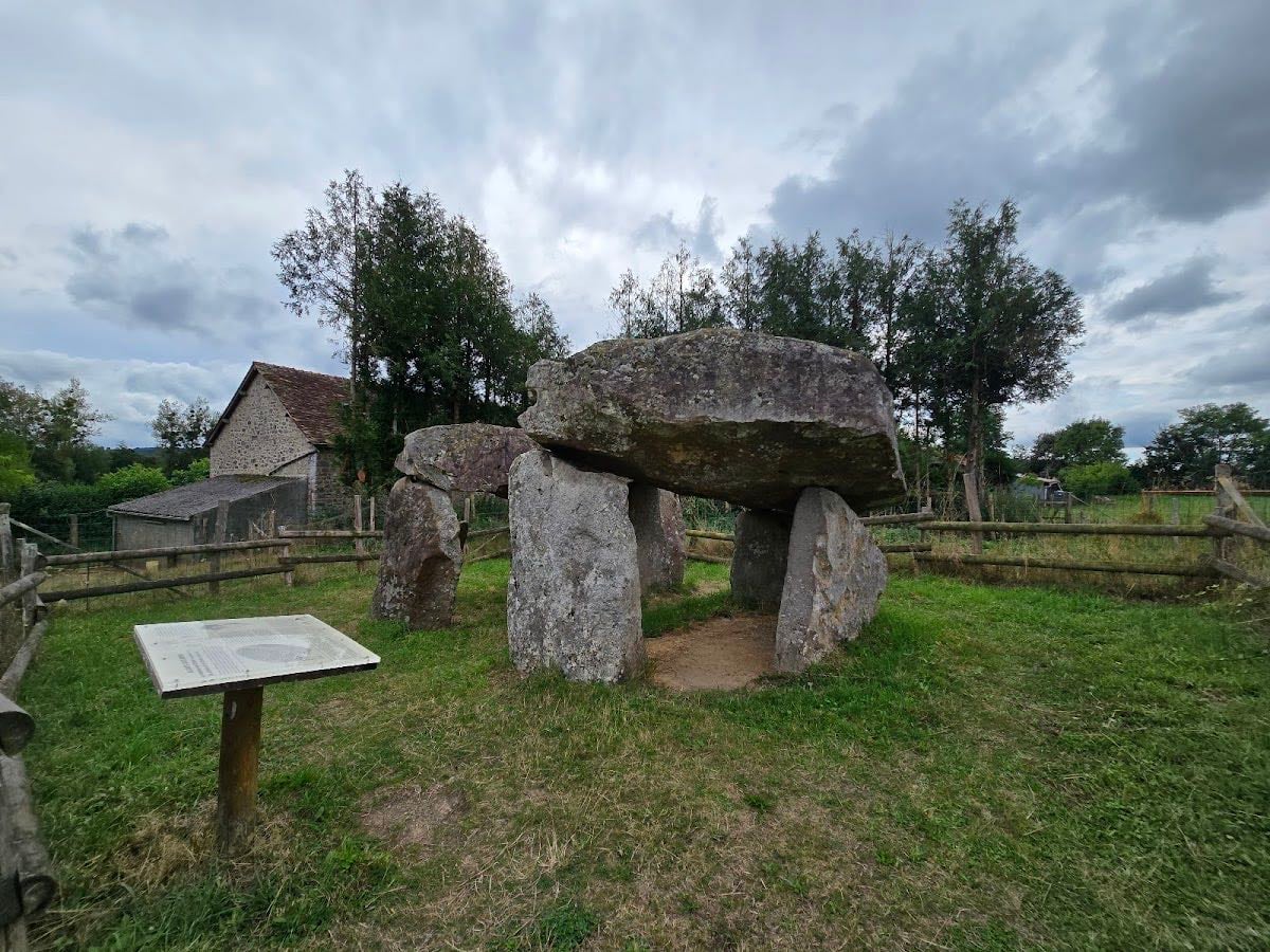Dolmen à couloir des Erves