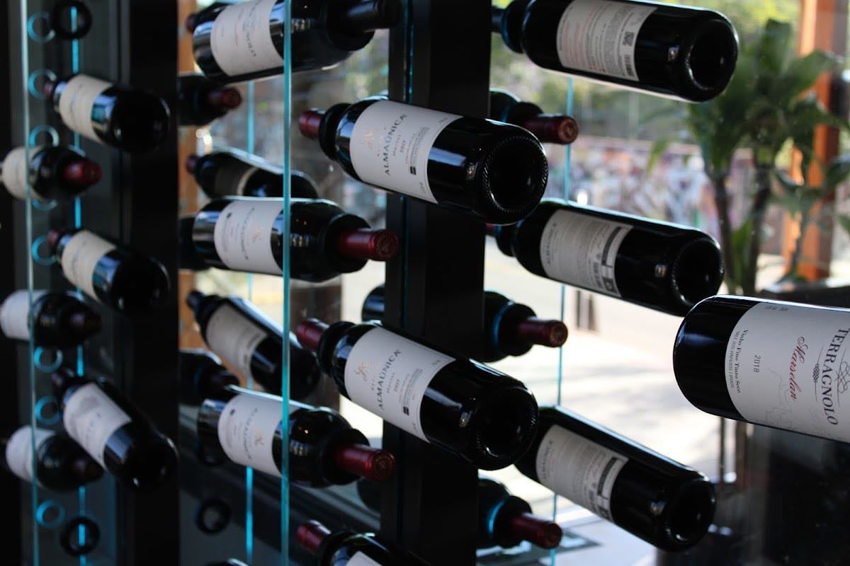 Bodega Pizza Entre Vinhos