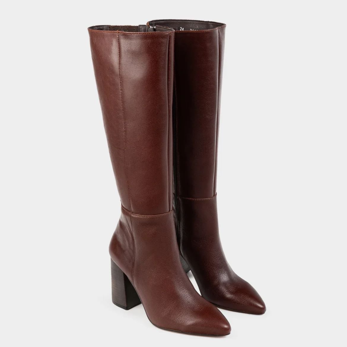 Bota alta piel café - $2,499 MX