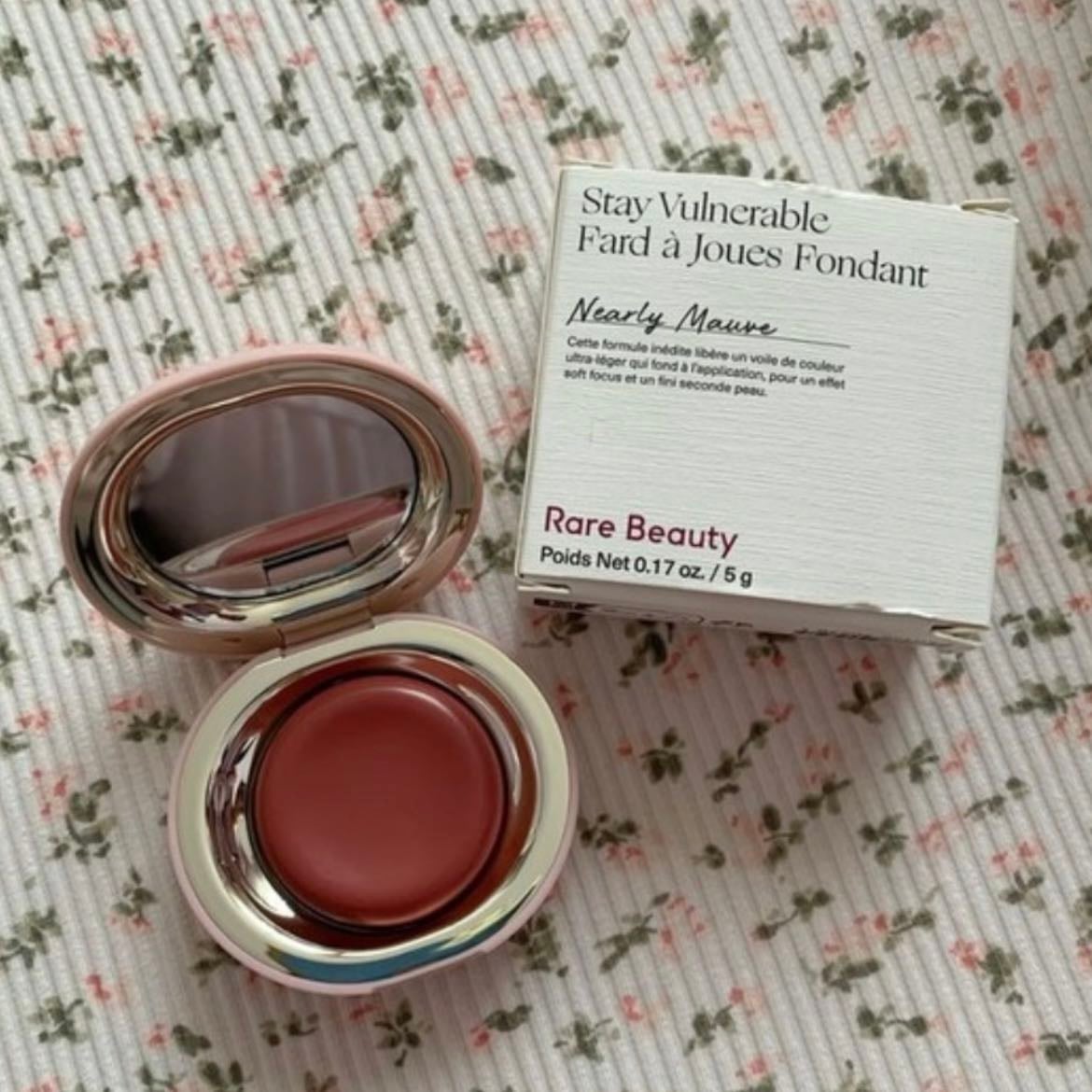 Stay Vulnerable Melting Blush
- A breakthrough, mistakeproof liquid-like cream blush that melts into a second skin for the most natural-looking flush you can’t mess up - (Make-Up)