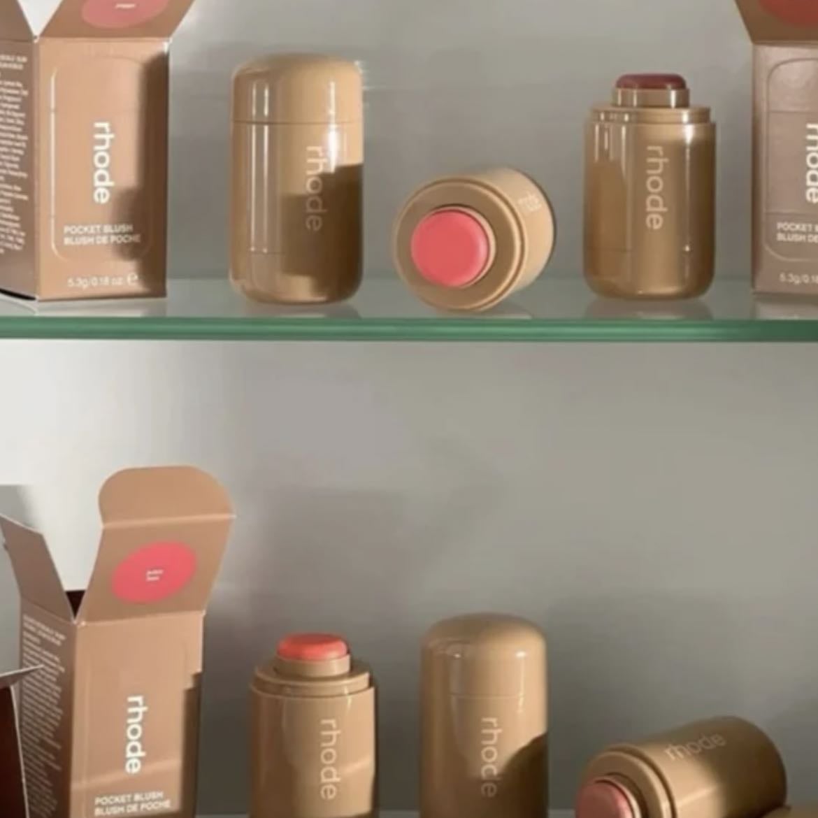Pocket Blush - The natural flush
It’s a lightweight formula that hydrates skin for baby-soft cheeks and leaves a glowy finish without a greasy feel - (Make-Up)