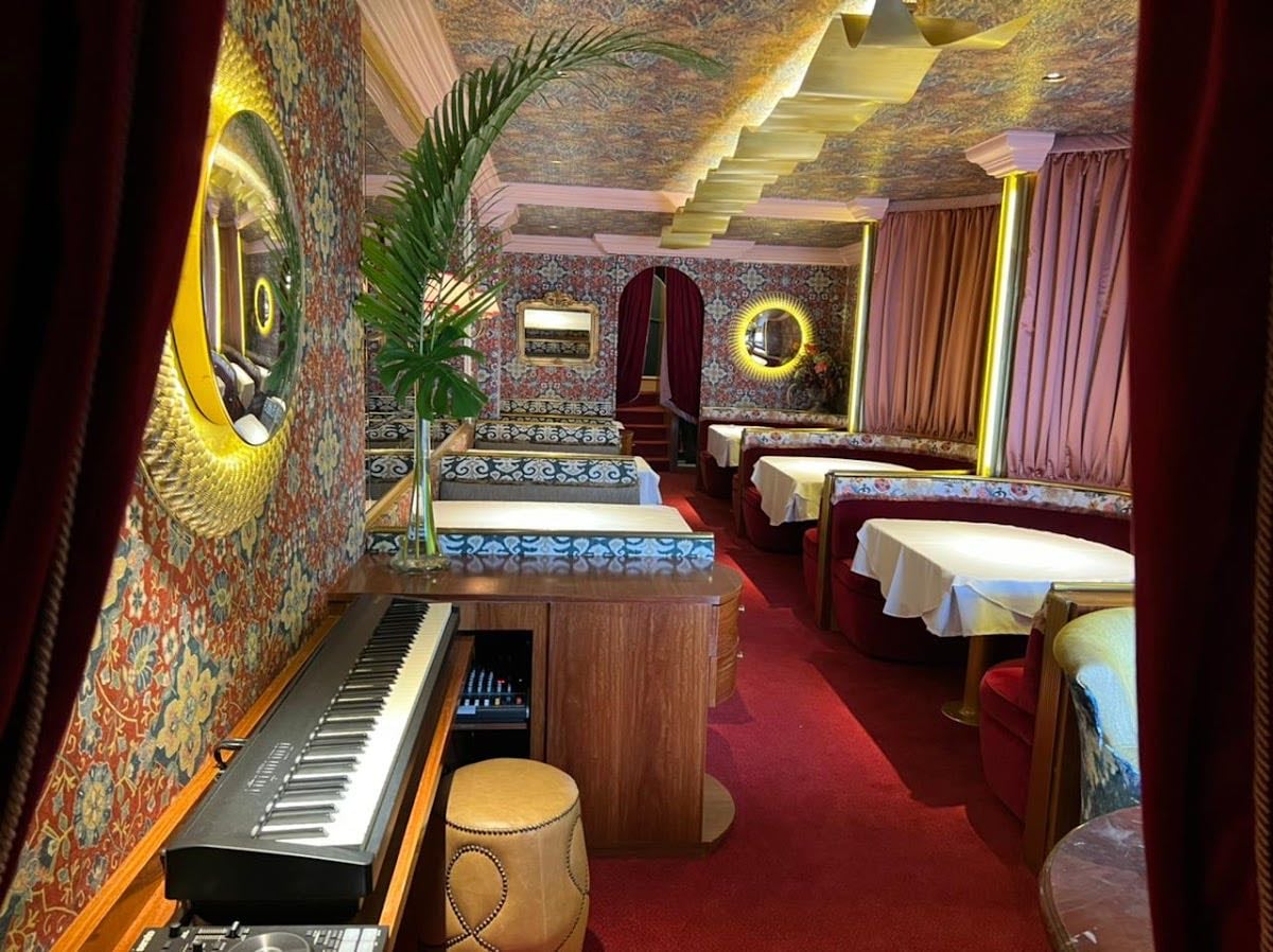 Gioia Piano Bar & Restaurante - sinceramente péssimo, opções vegetarianas ruins e drinks bem mais ou menos, meio heteronormativo, mas extremamente estético