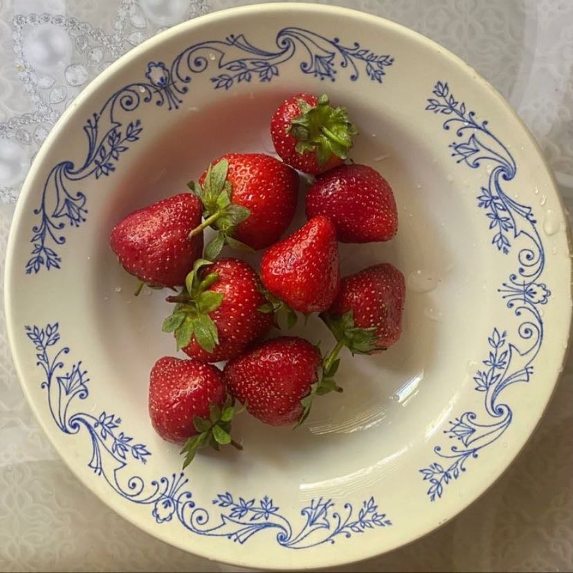 Strawberries - 32 kcal per 100g