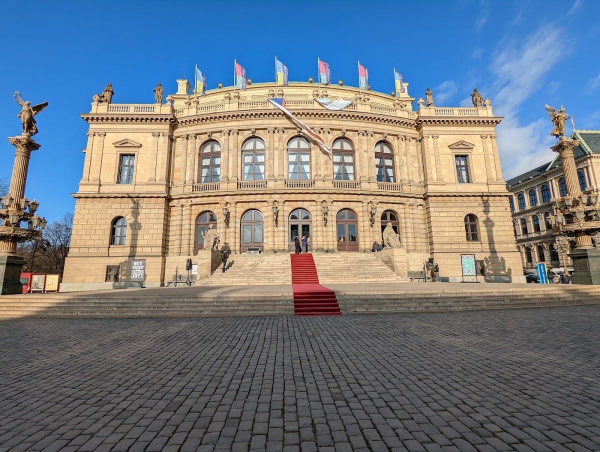 Rudolfinum ‘🗝️. - The infamous brainrot wall