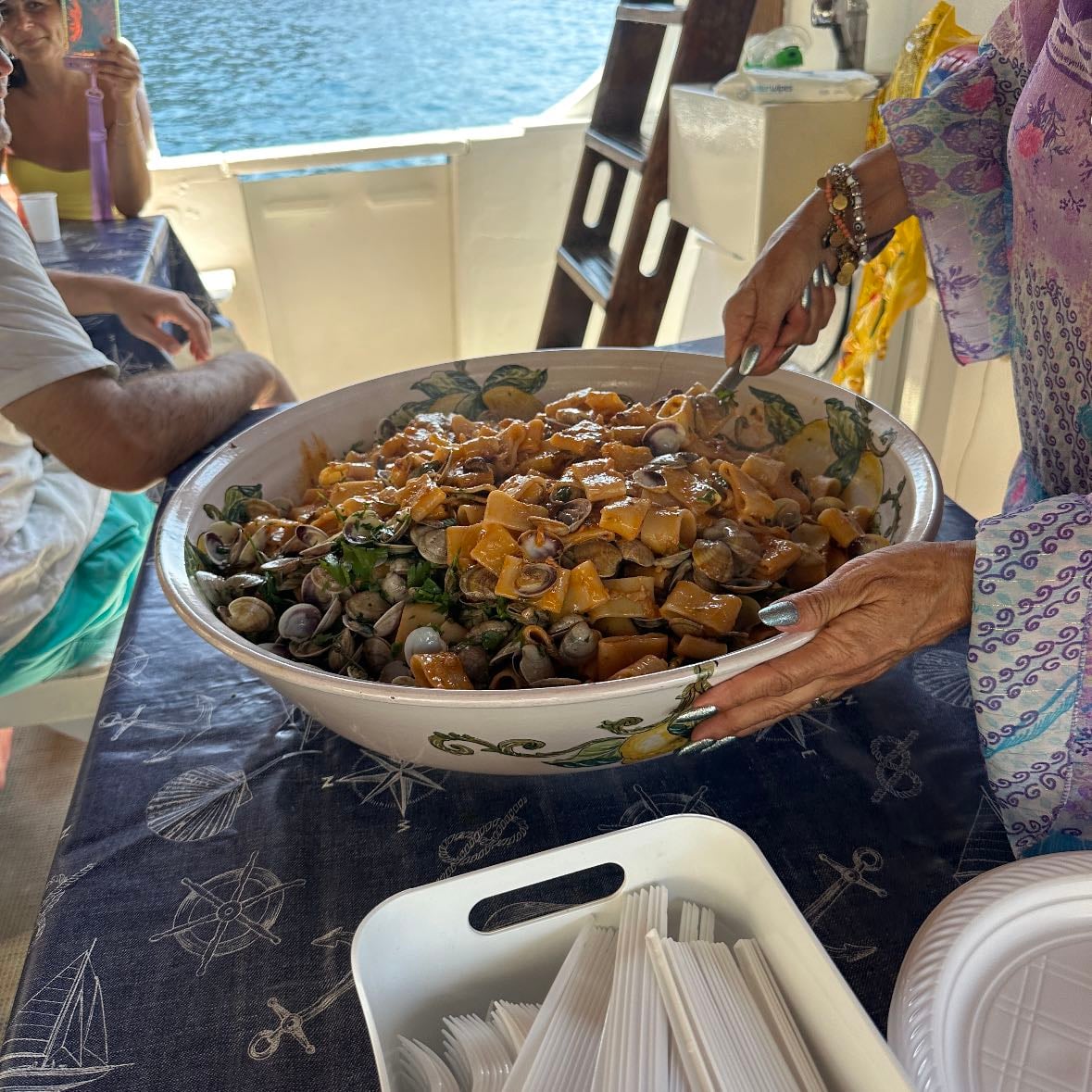 Ischia: tour in barca con soste per il bagno e pranzo a bordo