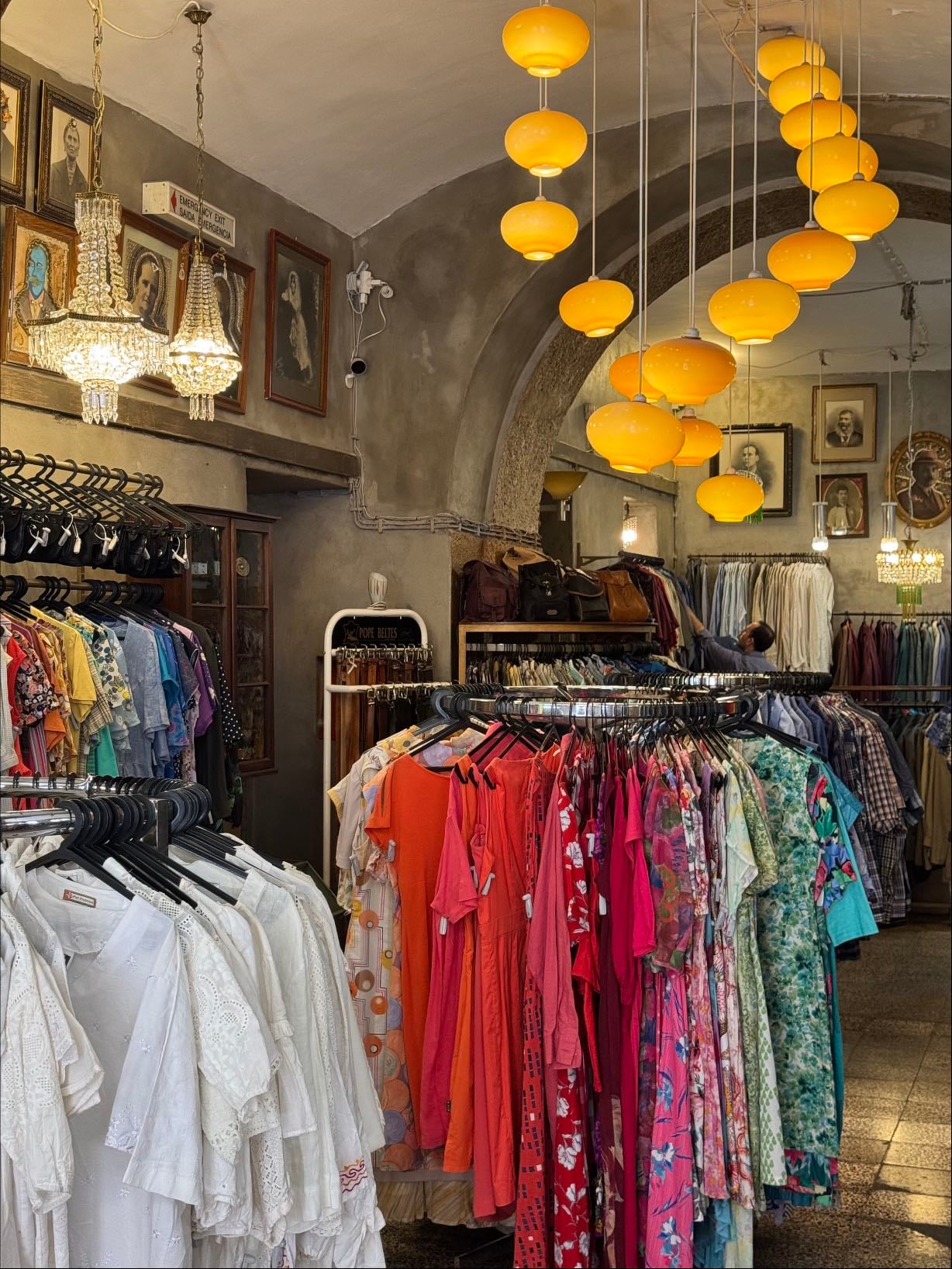 A Outra Face da Lua - Vintage clothing shop
