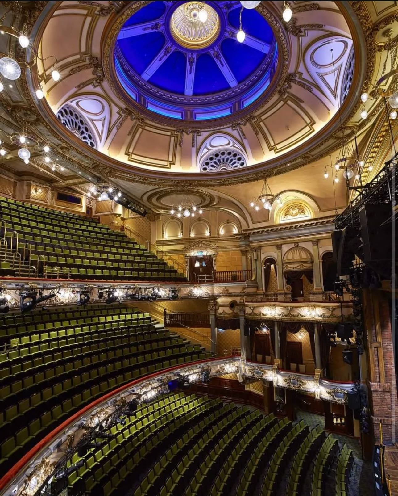 Victoria Palace Theatre - Theatre