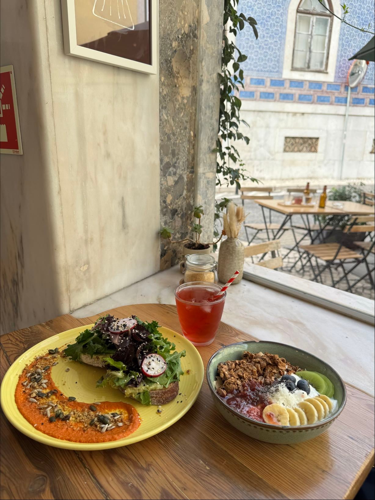Melbourne elouera @ Lapa - Ordered the south yarra smashed avo + bourke street granola + tea