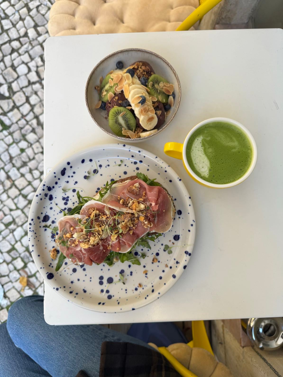 Kiosk Cafe @ Santa Cruz - Ordered the pear/blue cheese/prosciutto toast + açaí bowl + matcha latte