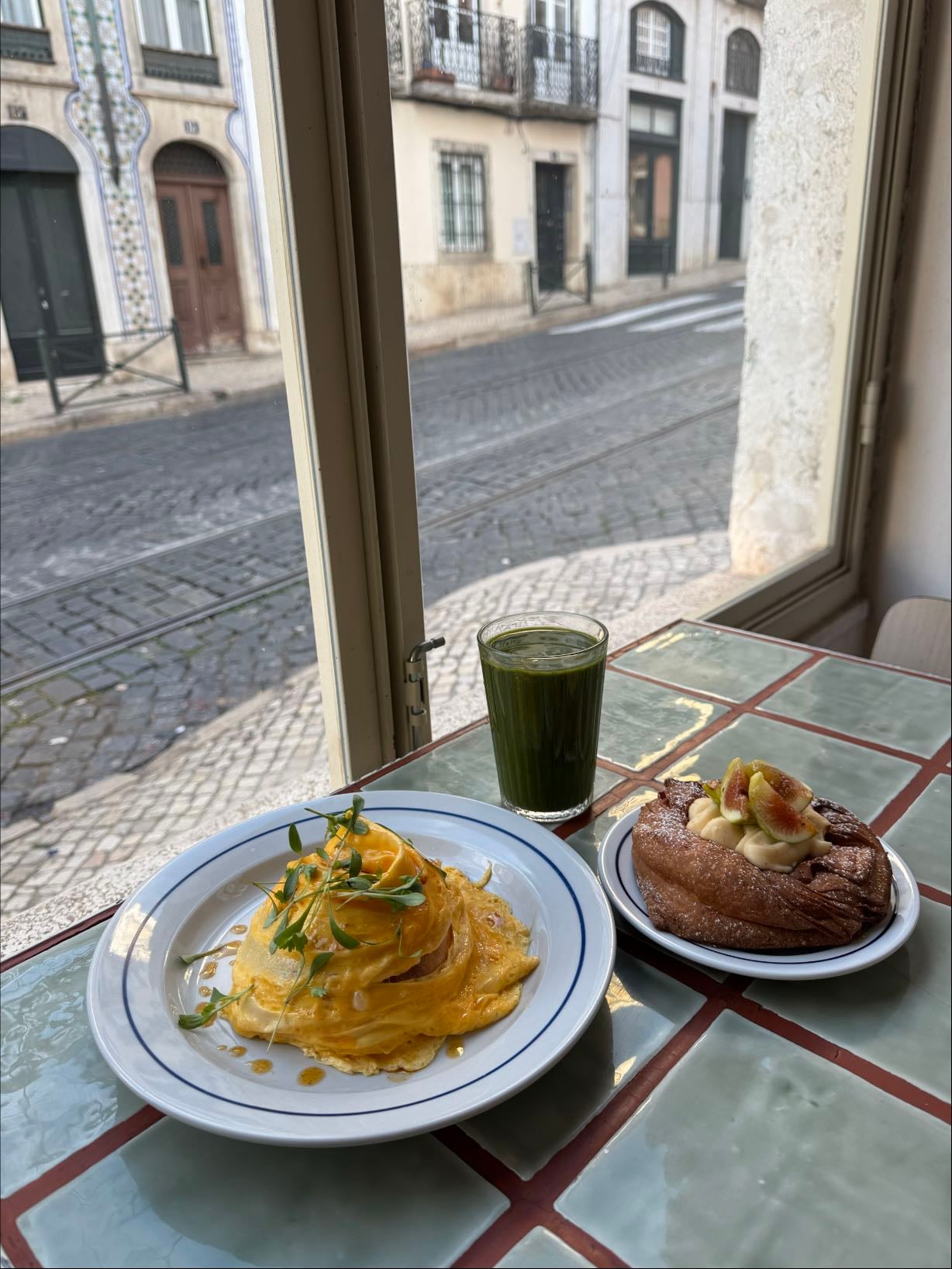 Do Beco @ Santos / Estefânia / Alvalade - Ordered the tornado eggs + fig danish + green smoothie