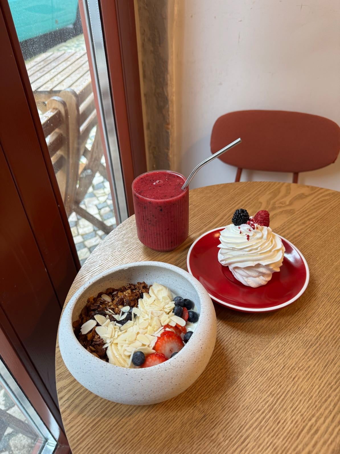 Lova @ Alcântara - Ordered the granola yogurt + merengue + berry smoothie