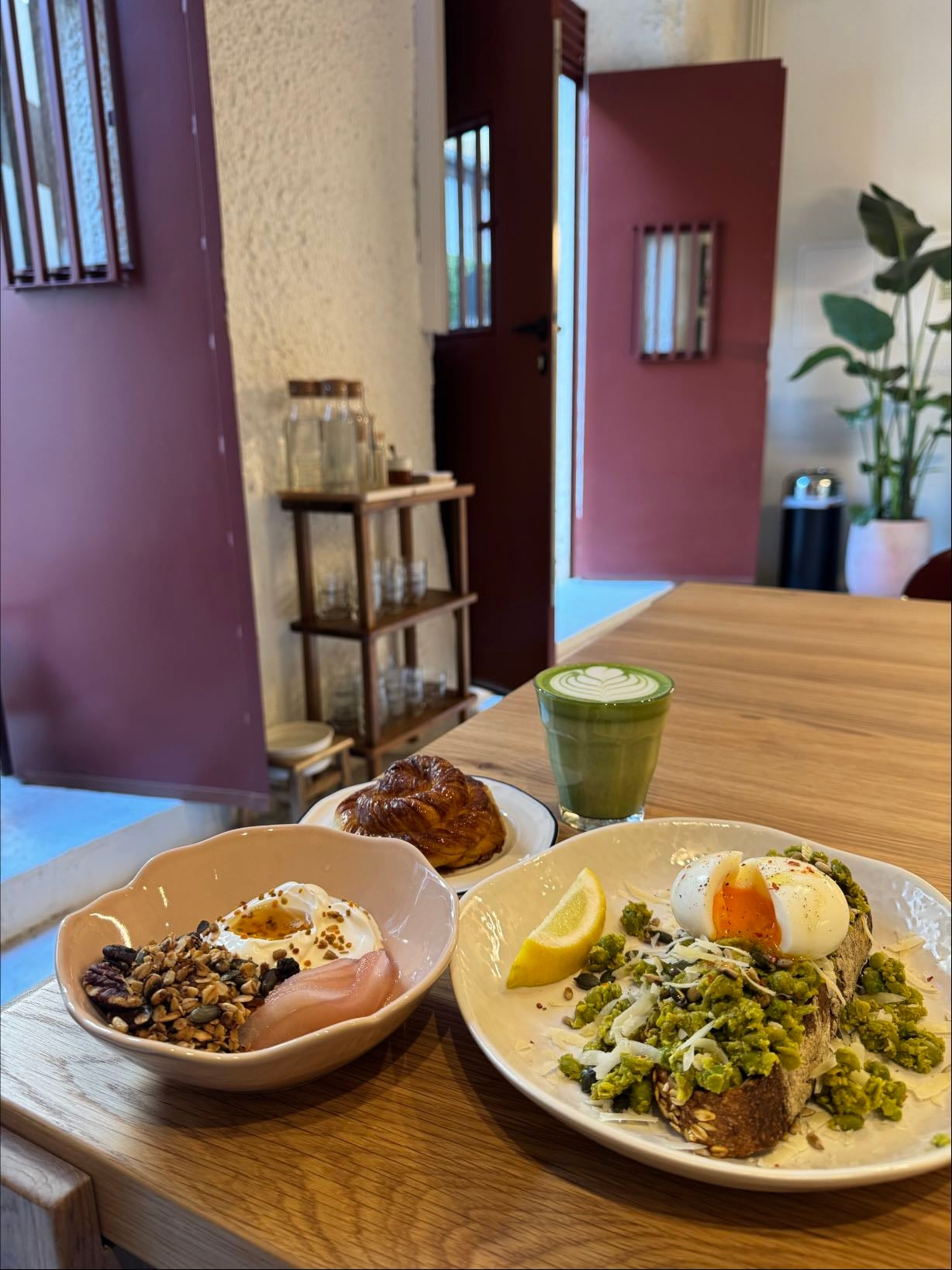 Lugar Nenhum @ Anjos - Ordered the pea toast + greek yogurt + vanilla bun + matcha latte