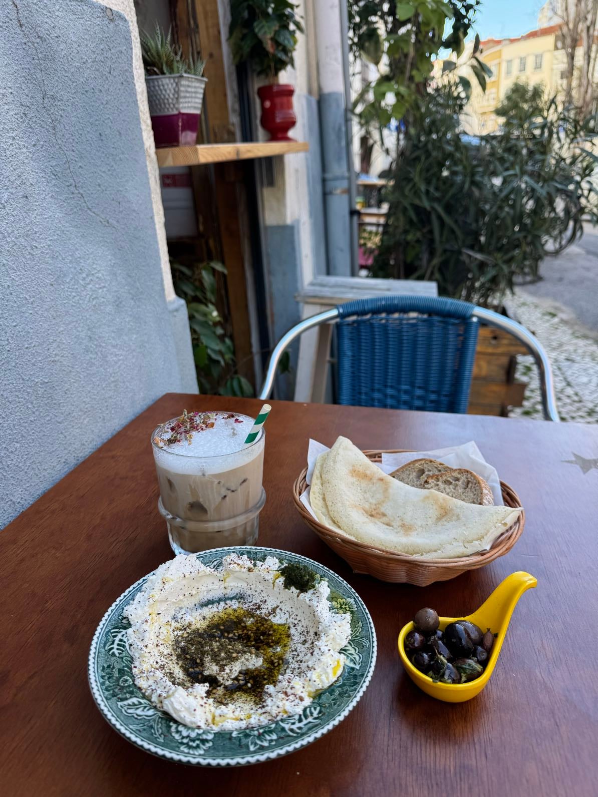 Pentagon @ Penha de França - Ordered the labneh + onigiri + vanilla foam cold brew
