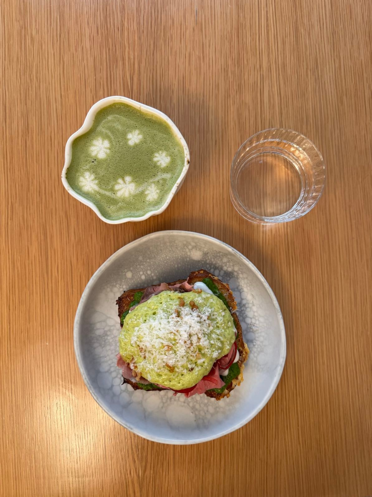 The Plate Bistro @ Baixa - Formerly The Capsule Neo-Bistro
Ordered the roast beef poached egg + matcha latte.
