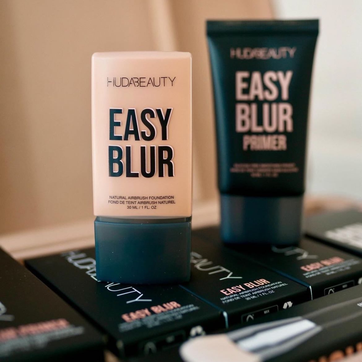 HudaBeauty Easy Blur Foundation - Efecto Satinado