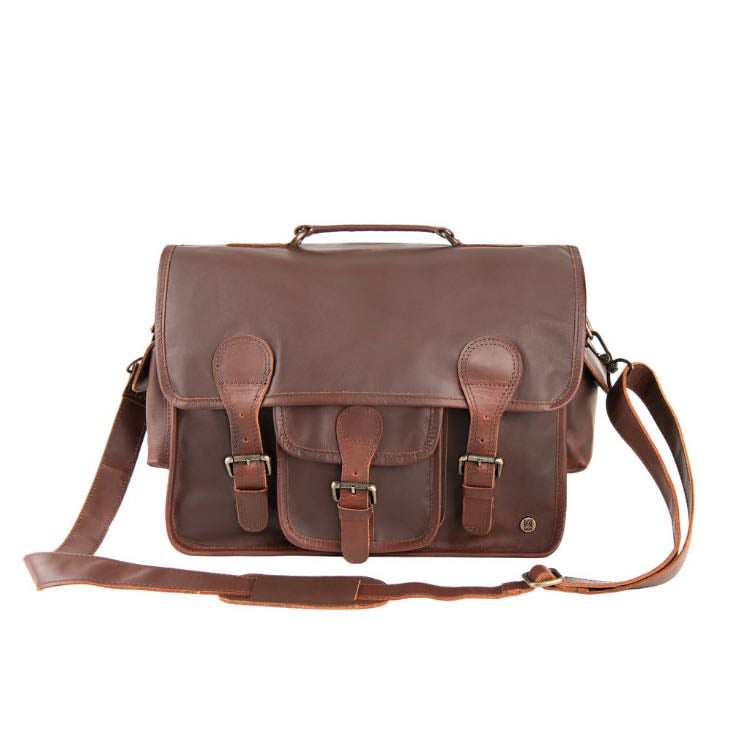 Unique bags - Perfect main character energy! A bag you choose can say a lot about yourself to others. There are so many different sizes, materials and styles when it comes to bags. And you can customize it with patches, pins, chains and prints. Everyone should have a bag that represents themselves.