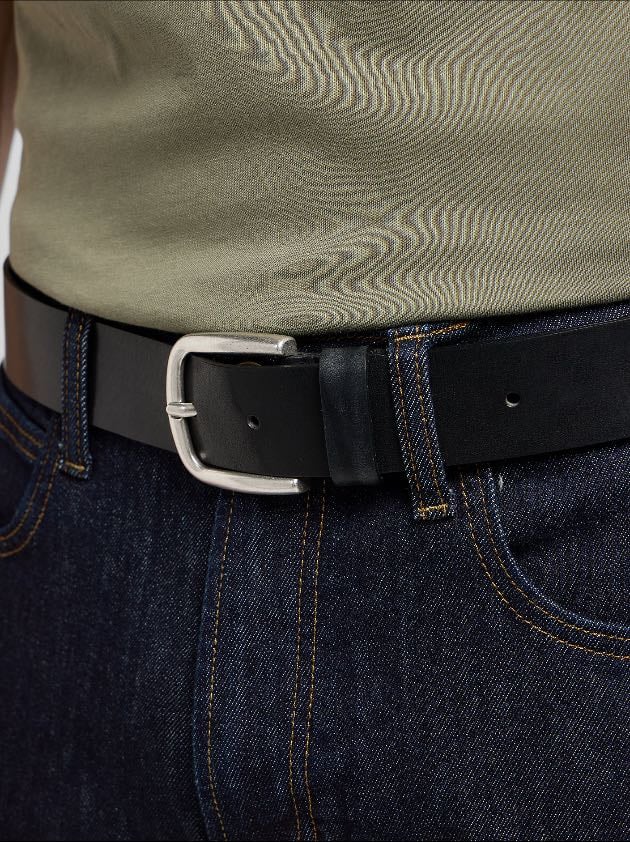Add a belt! - Belts can add another layer of depth to your overall outfit, and highlight your waist. There are all different kinds of belts from a variety of materials and styles, - from leather or from fabric, in black, brown, or colorful, and with spikes and intricate buckles. A belt can change the whole vibe of an outfit with just one accessoire.