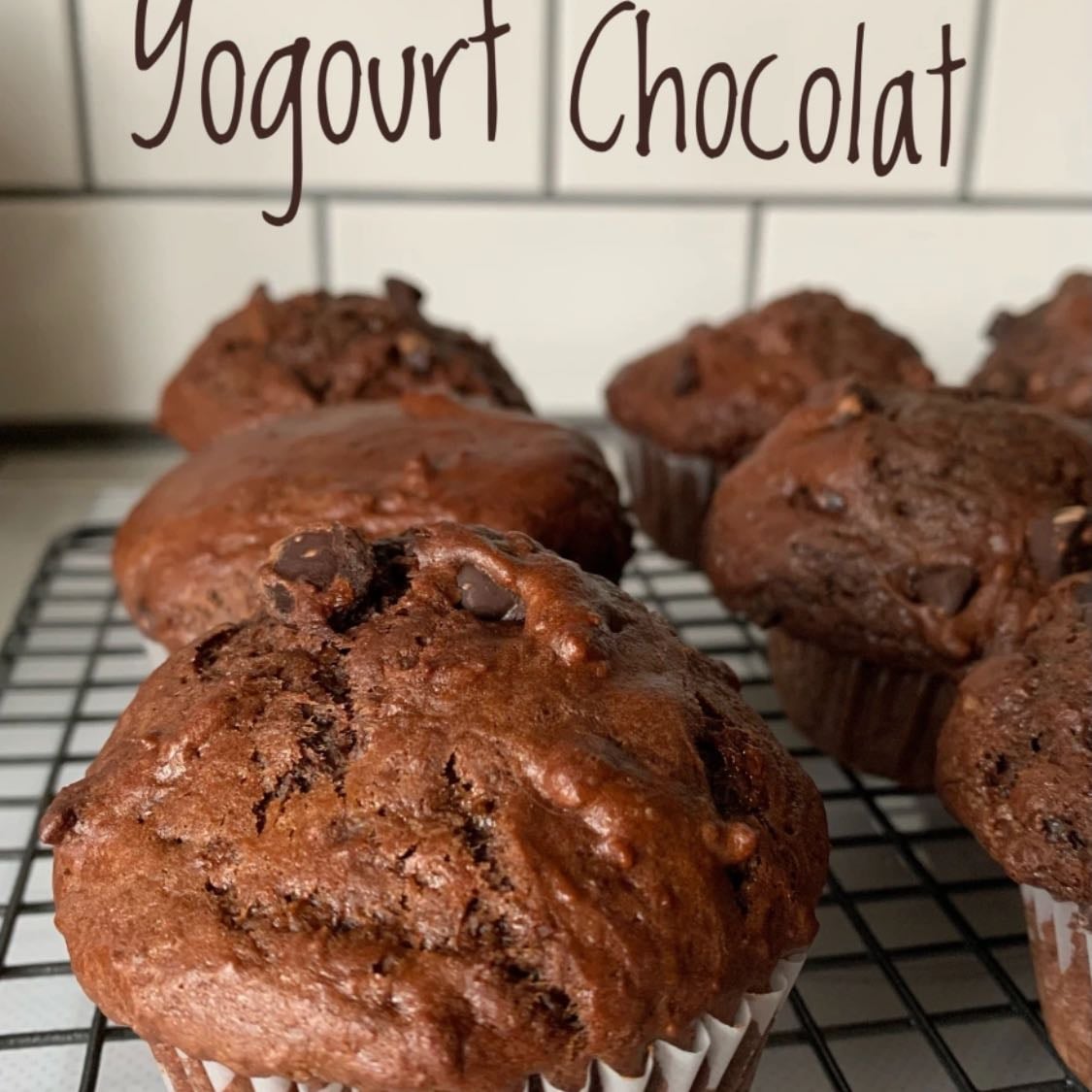 Muffins au chocolat - MUFFINS YOGOURT ET CHOCOLAT INGRÉDIENTS: 2 tasses de farine ¾ tasse de cassonade (ou de sucre blanc, ou encore moitié moitié) ¾ tasse de pépites de chocolat ½ tasse de cacao 1 c. à thé de bicarbonate de soude 1 gros oeuf 1 c. à thé d’essence de vanille 1 tasse de yogourt nature ou à la vanille ½ tasse de lait ½ tasse d’huile végétale ¼ tasse de pépites de chocolat pour parsemer les muffins PRÉPARATION: Préchauffer le four à 400 °F. Beurrer des moules à muffins et réserver. Dans un grand bol, mélangez les ingrédients secs : farine, cassonade, ¾ tasse de pépites de chocolat, cacao en poudre et bicarbonate de soude. Dans un deuxième bol, mélangez les ingrédients liquides : oeuf, essence de vanille, yogourt, lait et l’huile. Versez les ingrédients liquides dans le premier bol en évitant de trop mélanger. Remplir les moules à muffins, parsemer pépites de chocolat, puis enfourner pendant 20 minutes. Laisser refroidir avant de déguster.