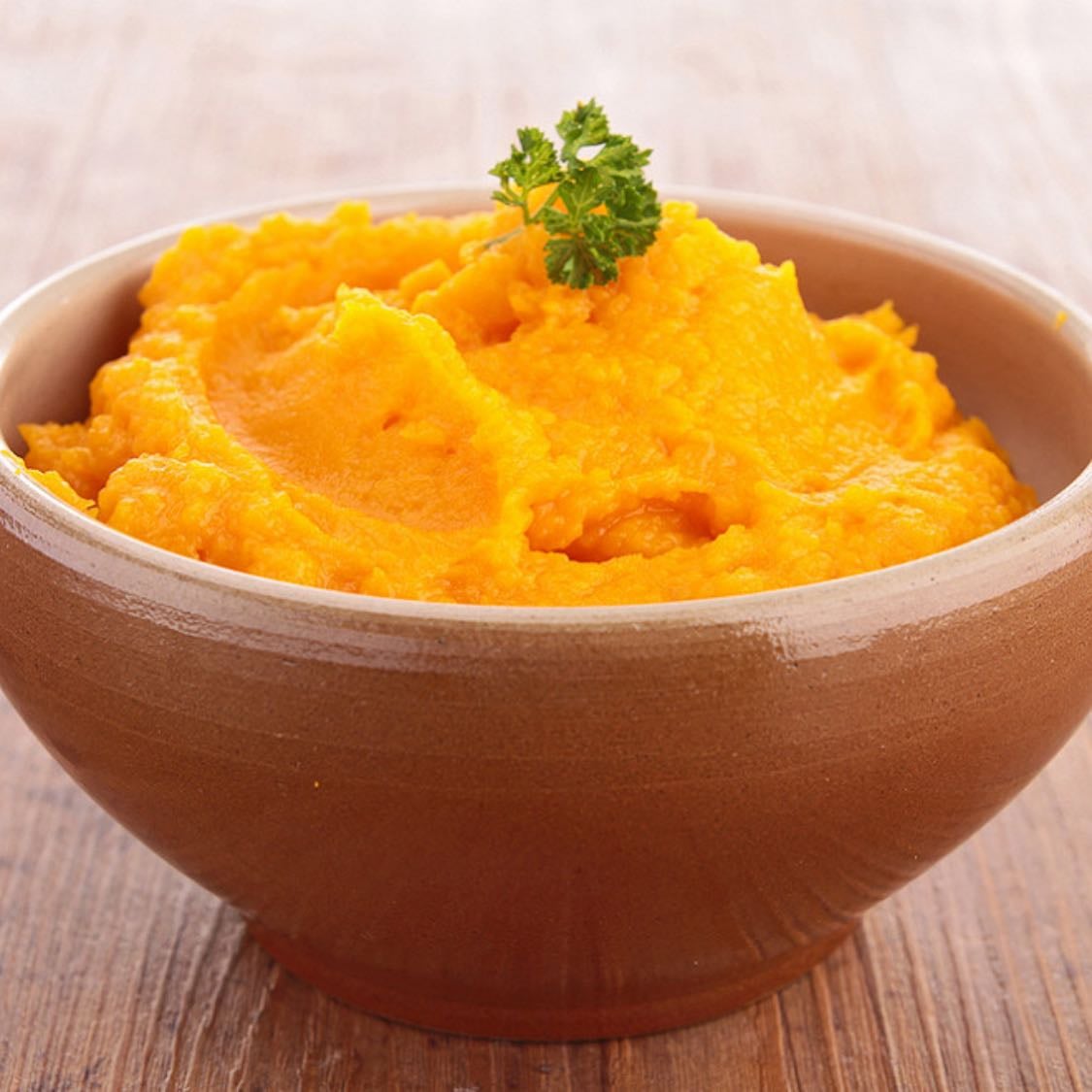 Purée de courge - Voici une recette simple et délicieuse pour préparer une purée de courge : ### Ingrédients : - 1 courge (butternut, musquée ou autre) d’environ 1 kg - 2 cuillères à soupe de beurre ou d'huile d'olive - 1/2 tasse de lait ou de crème (ajustez selon la consistance désirée) - Sel et poivre au goût - Épices au choix (cannelle, muscade, ail en poudre, ou herbes comme le thym ou le romarin, facultatif) ### Instructions : 1. Préparation de la courge : - Préchauffez votre four à 200 °C (400 °F). - Coupez la courge en deux dans le sens de la longueur et retirez les graines. - Placez les moitiés de courge sur une plaque de cuisson, côté coupé vers le bas. Vous pouvez ajouter un peu d'eau dans la plaque pour créer de la vapeur. - Faites rôtir la courge au four pendant environ 30 à 40 minutes, ou jusqu'à ce qu'elle soit tendre. 2. Éplucher et écraser : - Une fois la courge cuite, retirez-la du four et laissez-la refroidir légèrement. - Avec une cuillère, récupérez la chair de la courge et placez-la dans un grand bol. 3. Mélanger les ingrédients : - Ajoutez le beurre (ou l'huile d'olive) et le lait (ou la crème) à la chair de courge. - Écrasez avec un presse-purée ou un mixeur plongeant jusqu'à obtenir une consistance lisse et crémeuse. - Assaisonnez avec du sel, du poivre et les épices de votre choix. 4. Servir : - Goûtez et ajustez l'assaisonnement si nécessaire. - Servez chaud comme accompagnement de vos plats principaux. ### Suggestions : - Vous pouvez également ajouter un peu de fromage, comme du parmesan ou du cheddar, pour plus de saveur. - Pour une touche sucrée, ajoutez un peu de sirop d'érable ou de miel. Cette purée de courge est un excellent accompagnement pour des viandes rôties, des plats végétariens ou même en tant que base pour des soupes. Bon appétit !