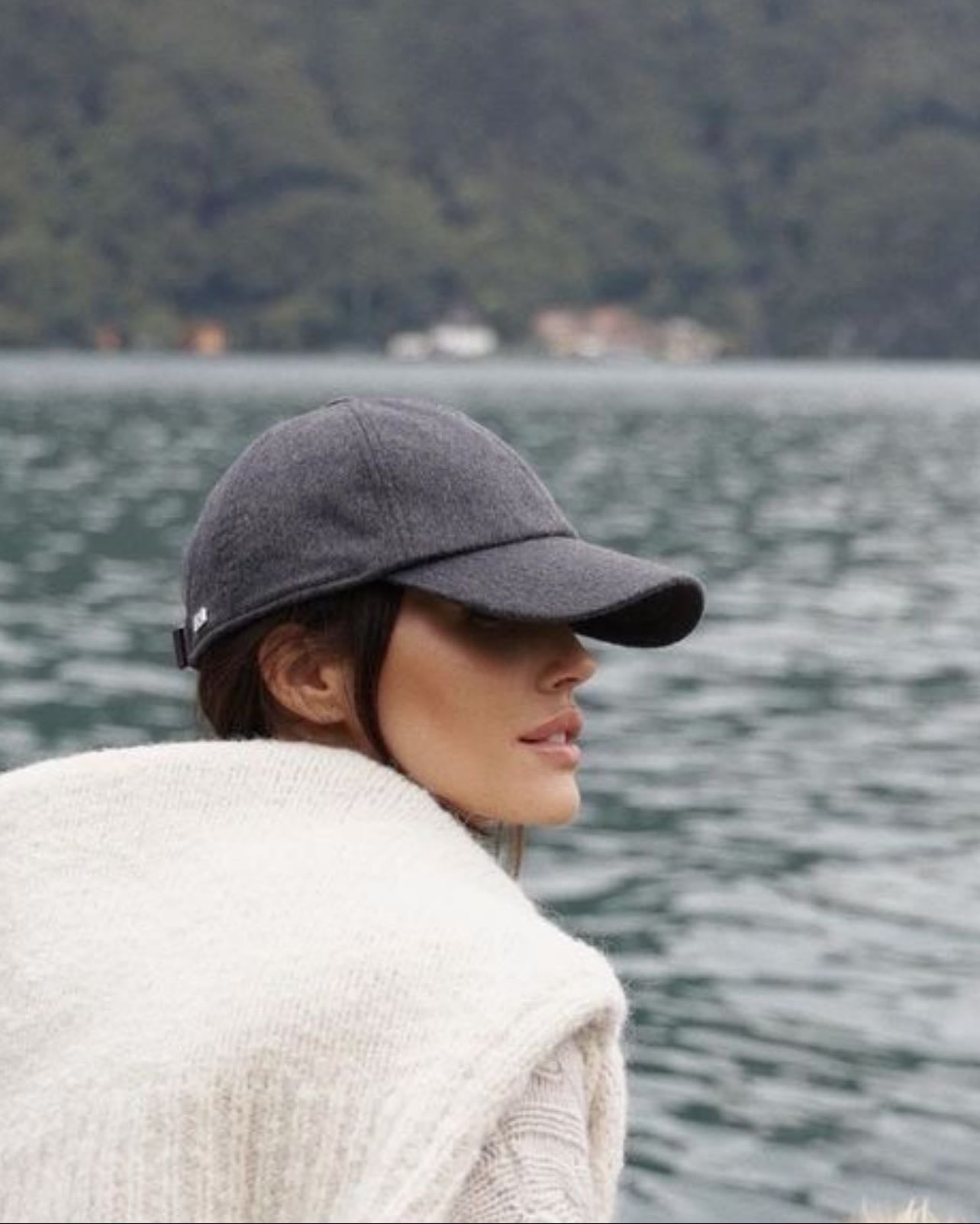 Gorra gris oscura