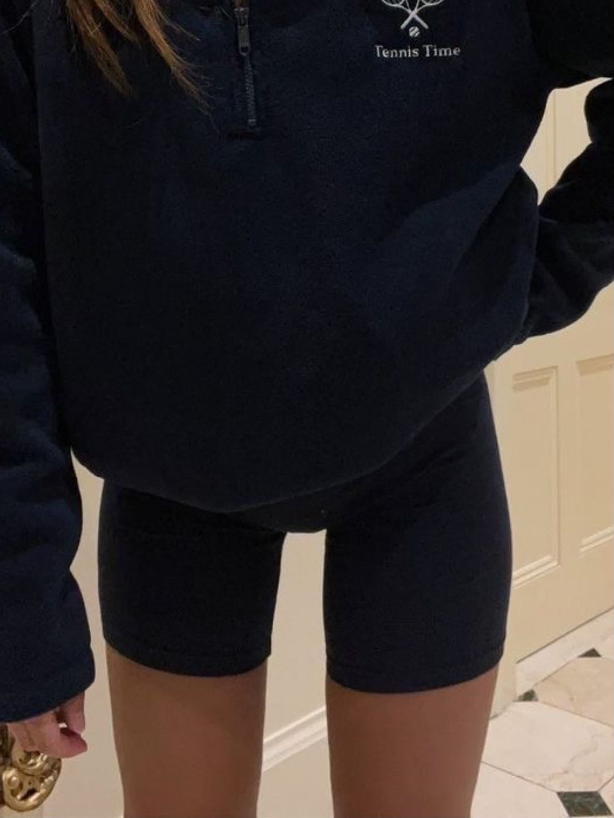Shorts largos negros pegados