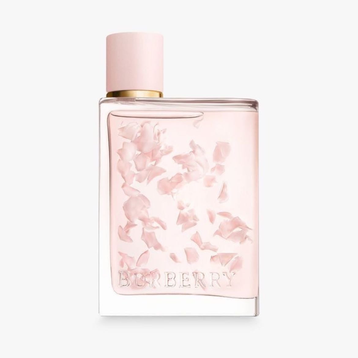 Burberry Her Eau de Parfum - Con una explosión de frutos rojos en las notas de salida, un corazón floral de violeta y jazmín, y un fondo cálido de ámbar y almizcle