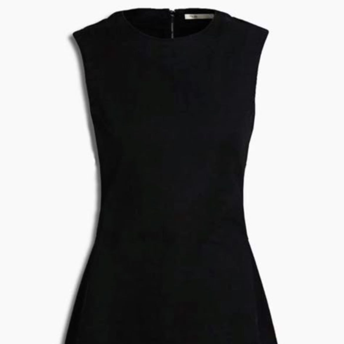 Vestido corto negro sin mangas