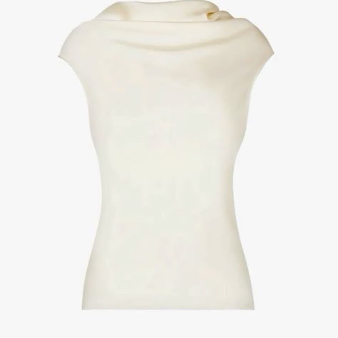 Polo blanco sin mangas y cuello