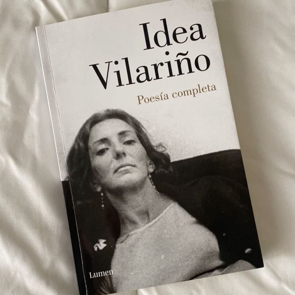 Idea Vilariño - Poesía Completa - Una obra imprescindible que reúne la poesía intensa y desgarradora de Idea Vilariño. Con un estilo directo y despojado, sus versos exploran el amor, el deseo, la soledad y la muerte con una honestidad brutal.