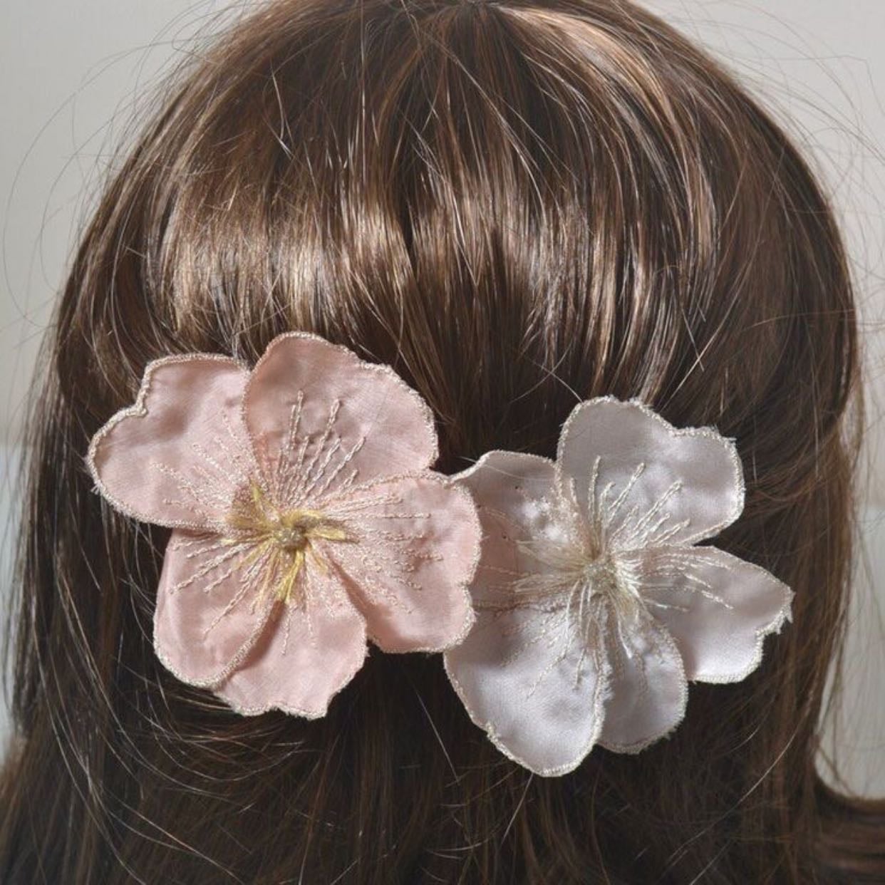Accesorios sutiles y románticos - Como lazos, flores, pinches y collares pequeños