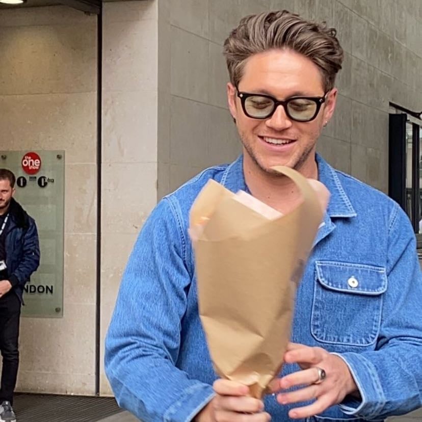 niall with flowers - look at that smileš„¹