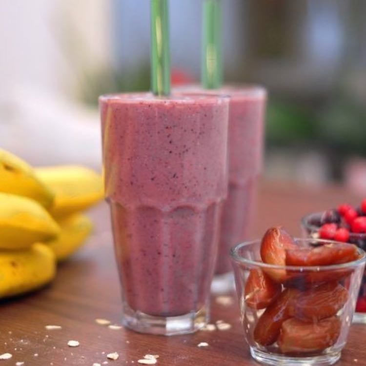 Batido cremoso de tofu y frutos rojos