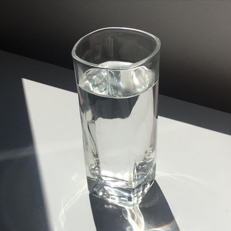 Bebe suficiente agua - Toma al menos 6-8 vasos de agua al dÃa para mantener tus labios y piel hidratados desde adentro.