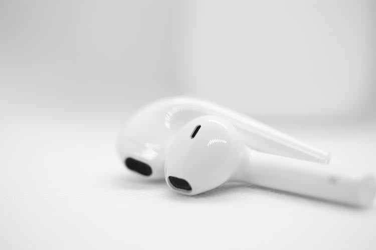68. Escuchar un podcast.