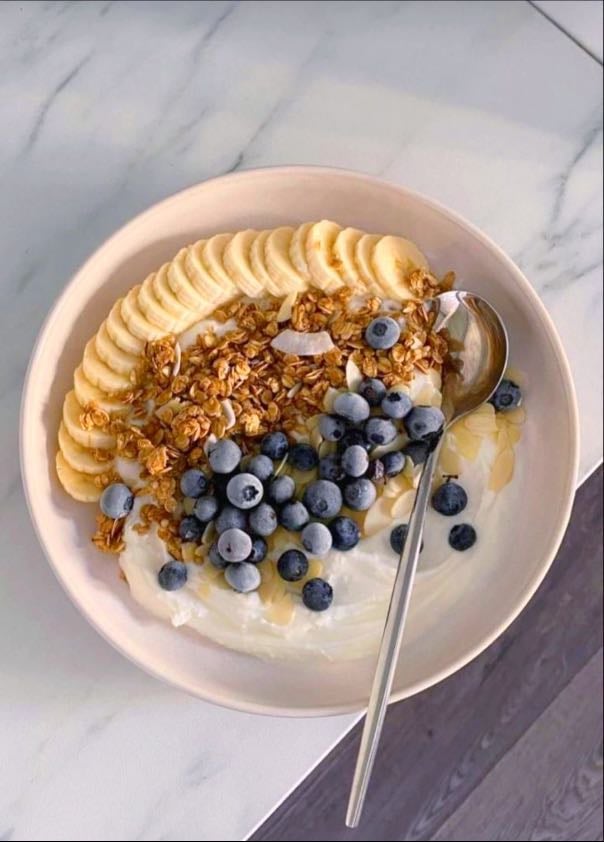 Yogur con frutas y semillas