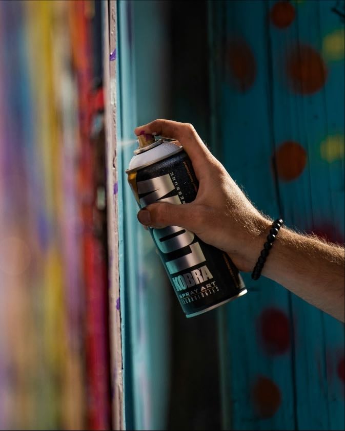 61. Hacer arte en la pared.