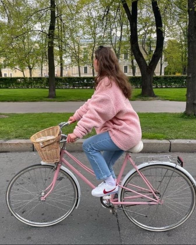 97. Monta en bicicleta.