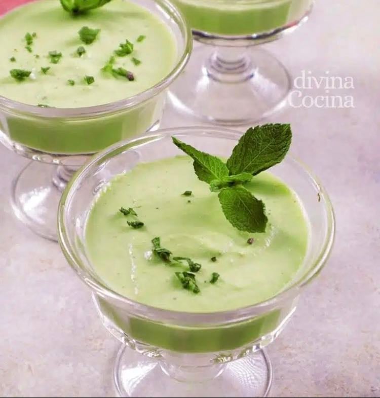 Tazas de pepino rellenas de crema de aguacate y limón