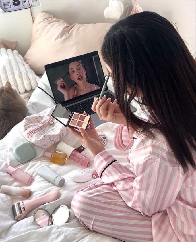 50. Probar diferentes tipos de maquillaje.