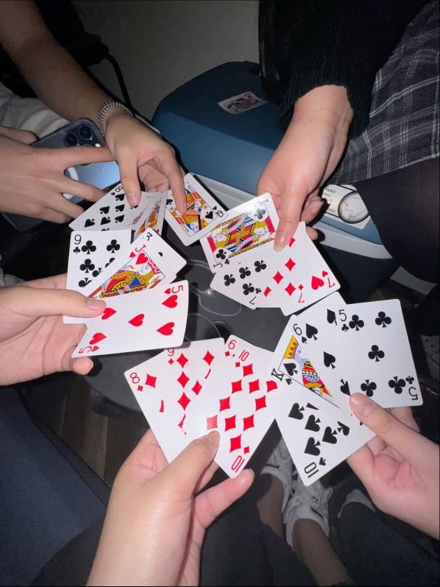 37. Jugar a juegos de cartas.