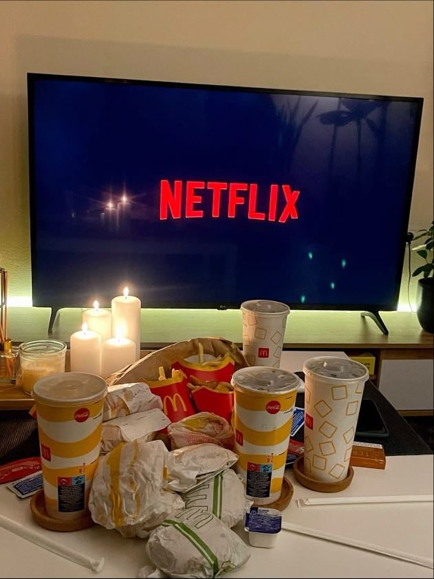 2. Ver una serie o película.
