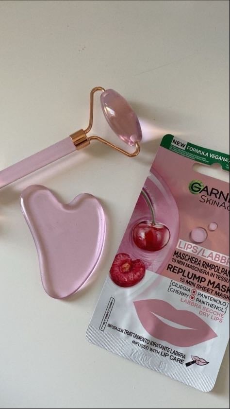 Masajea tus labios - Haz pequeños masajes circulares con el dedo limpio o con un cepillo de cerdas suaves durante 1 minuto, 2-3 veces por semana. Esto estimula la circulación y da un efecto más voluminoso.