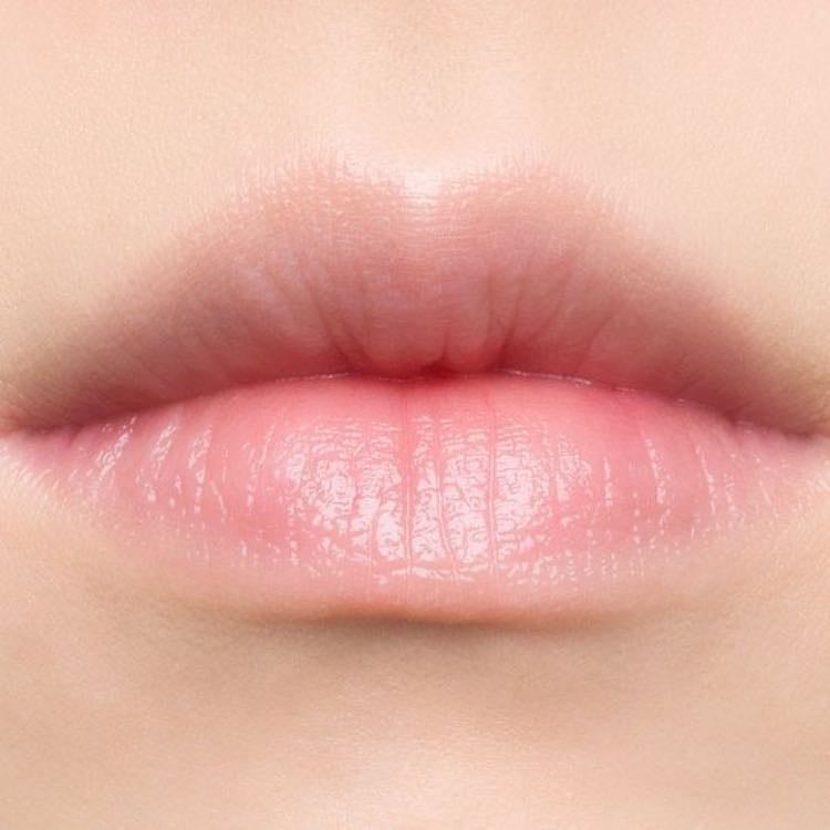 Evita lamerte los labios - Aunque parezca que los humedece, la saliva los reseca.
Si sientes resequedad, usa balsamo.
