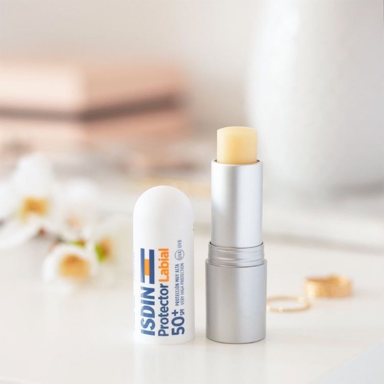 Usa protector solar - Elige un bálsamo con SPF y úsalo cada mañana, incluso si no hay sol directo. Los labios también sufren daño solar.