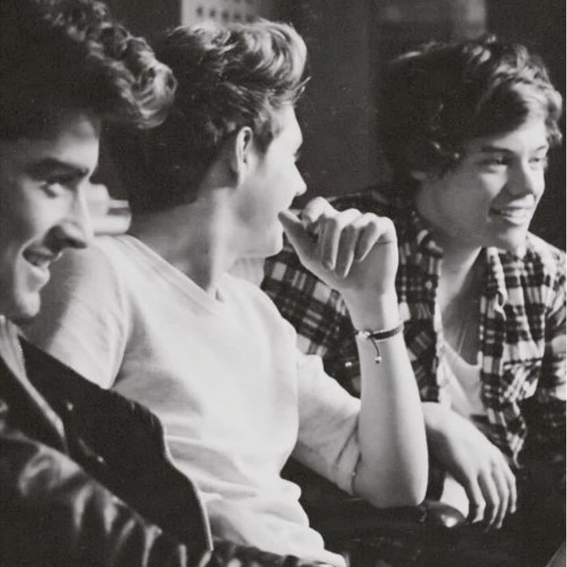 #11 — little things - probably not technically a music video but i wanted to include it, it’s cuteee i love how we can just see the studio and stuff. also zayns hair LOOKS PERFECT the swirl IS PERFECT. I LOVE HOW WE CAN HEAR NIALL SO CLEARLY DOING HIGH NOTE OVER HARRYS PART AGHHH NIALLS SOLO AHHHHH his braces oh my goddss he’s so cute and omg can we talk abt LOUIS LOOKING SO ADORABLE IN THIS VIDEO. and honestly justice for liam cause why would they give him that shirt and all the others such cute outfits 😭😭😭