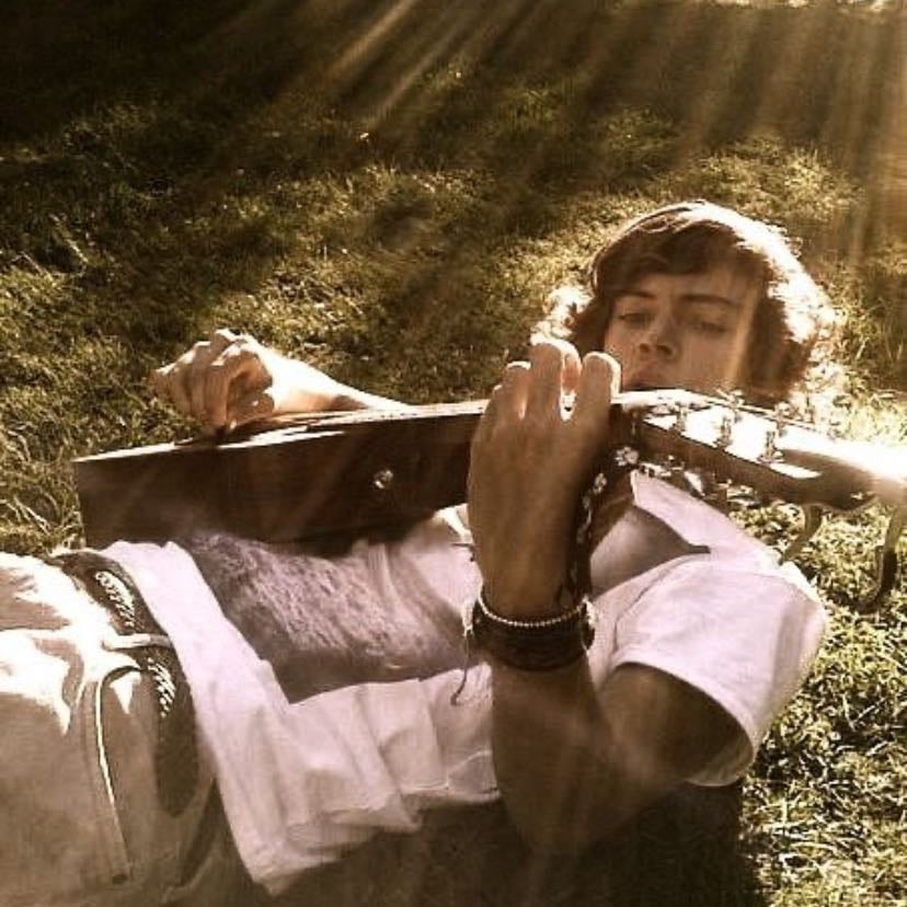 PLEASE PLEASE PLEAESE โญ - this is my fav photo ever of him oh my god heโs so pretty so majestic oh my god the LIGHTING