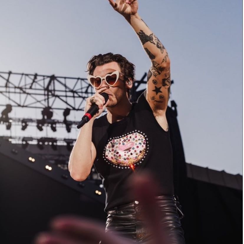 edinburgh 05/26/2023 - black tank top with rhinestone donut, black leather pants, light pink and purple satellite stompers