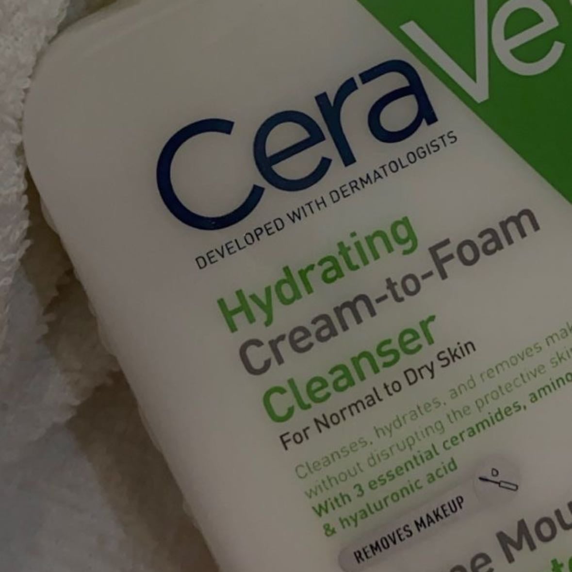 Hydrating cream to foam cleanser CeraVe